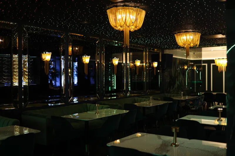 Your Brain Is Eating the Room: How Lounge Atmosphere Makes Every Bite Taste Better